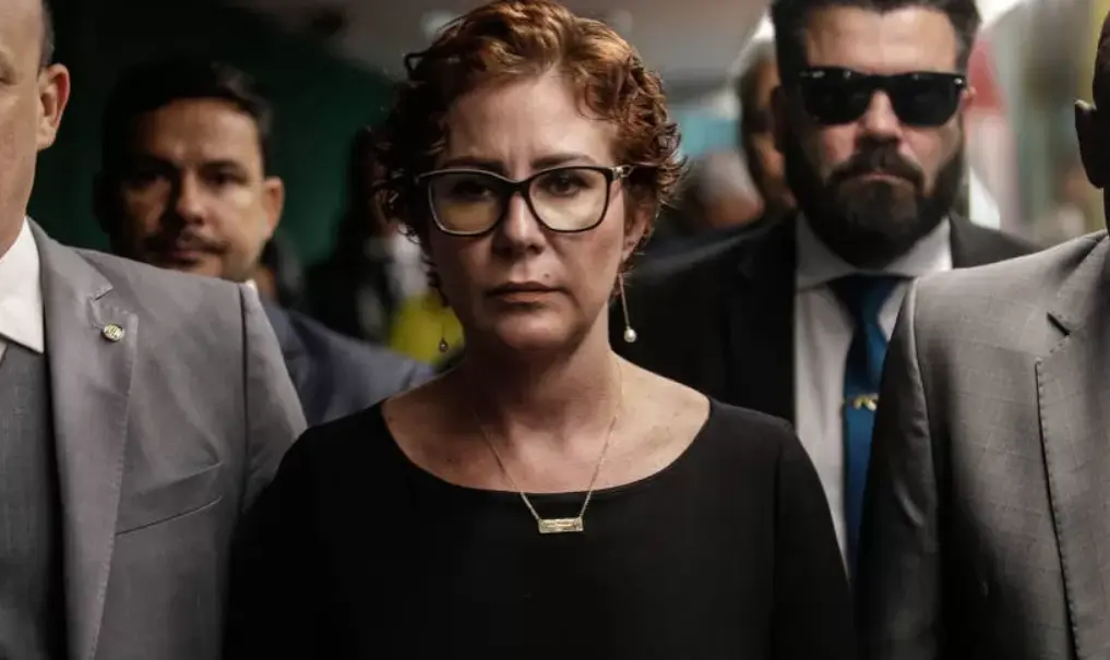 Bolsonaristas blindam Ramagem e abandonam Zambelli na Câmara
