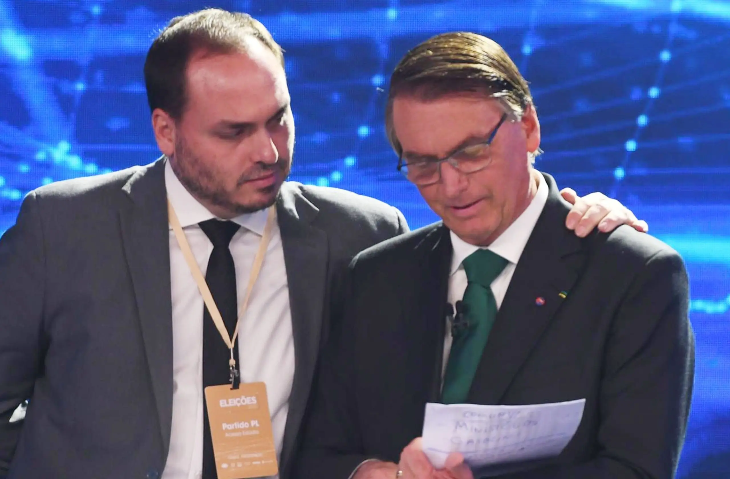Carlos Bolsonaro surta com nova investigação da PF contra Jair Bolsonaro