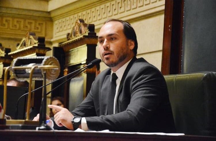 Carlos Bolsonaro pode disputar Senado por Santa Catarina caso Seif seja cassado