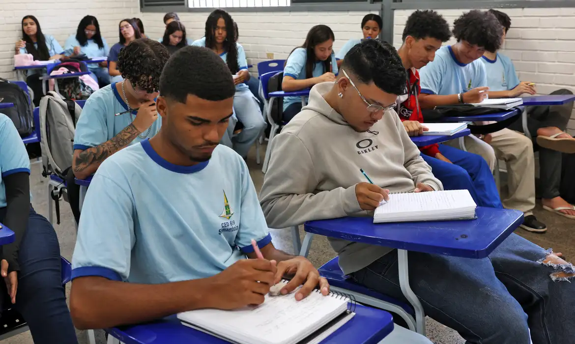 Nascidos em maio e junho recebem R$ 200 do Pé‑de‑Meia hoje