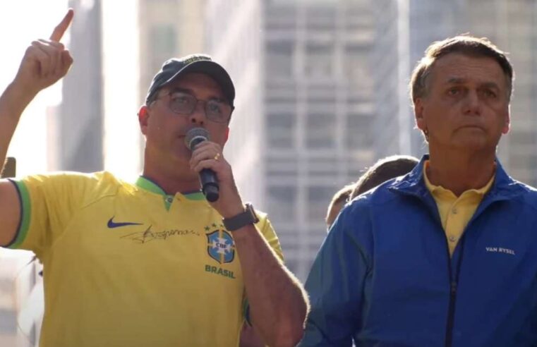Flávio Bolsonaro afirma que câncer do pai foi resultado de “perseguição incessante”