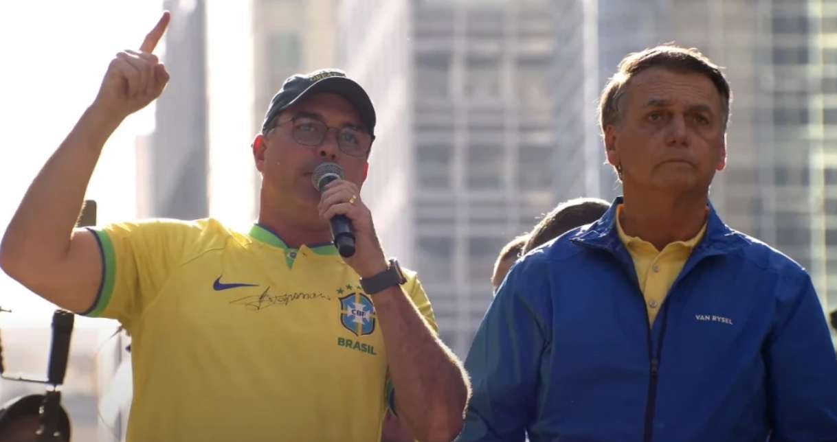 Flávio e Jair Bolsonaro - Reprodução