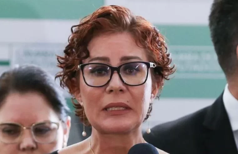 Defesa de Carla Zambelli diz que deputada aceita cumprir pena no Brasil, mas critica julgamento “ideológico” do STF