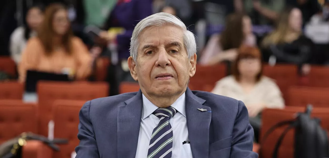 Defesa de Augusto Heleno pede absolvição no STF e denuncia excesso de documentos e postura ativa do relator