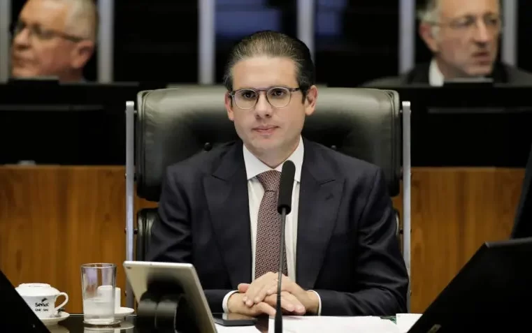 Motta suspende sessão e ameaça deputados que ocupam o plenário