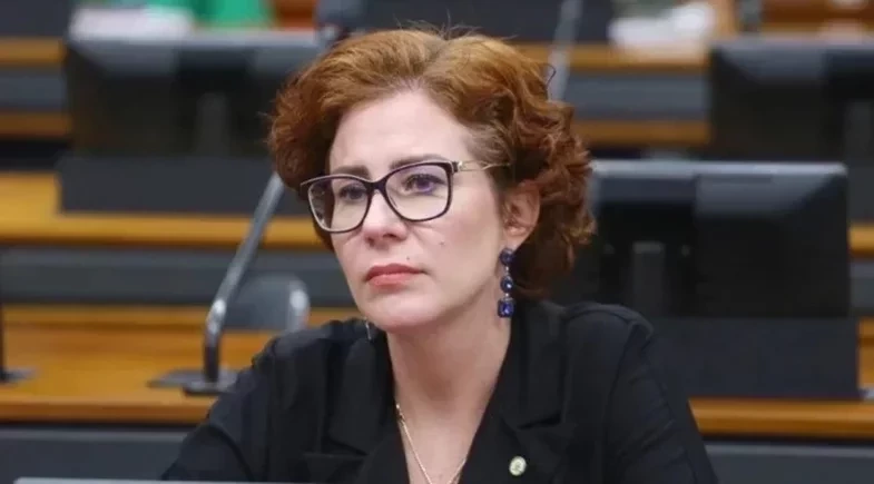 Moraes ordena AGU agir para garantir extradição de Carla Zambelli
