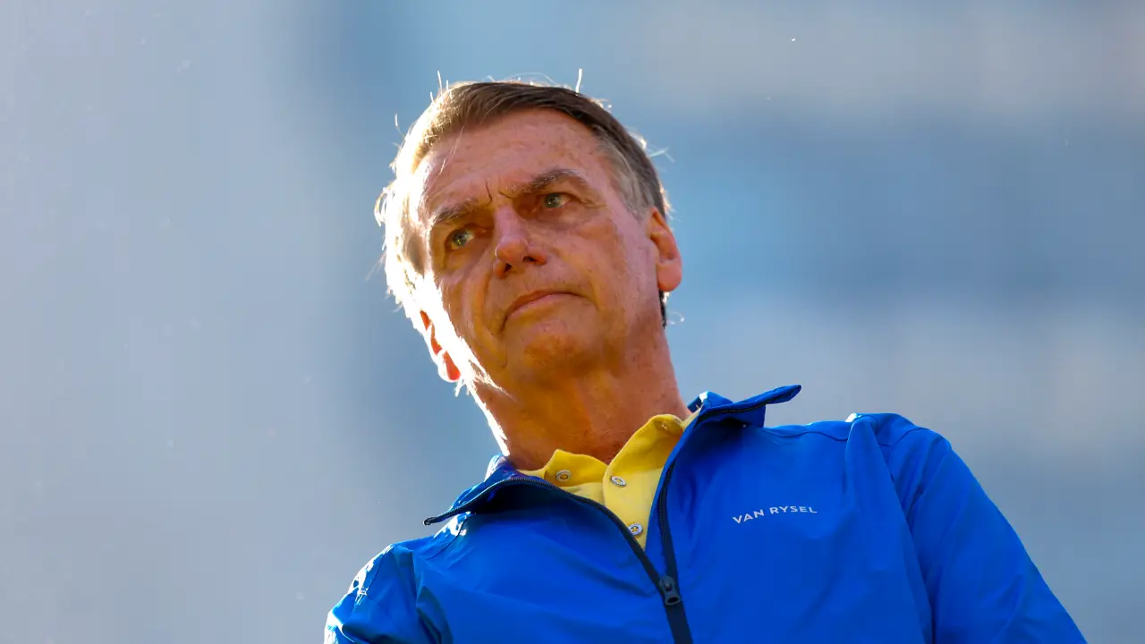 Bolsonaro e Eduardo são acusados pela PGR de provocar “ato de guerra”