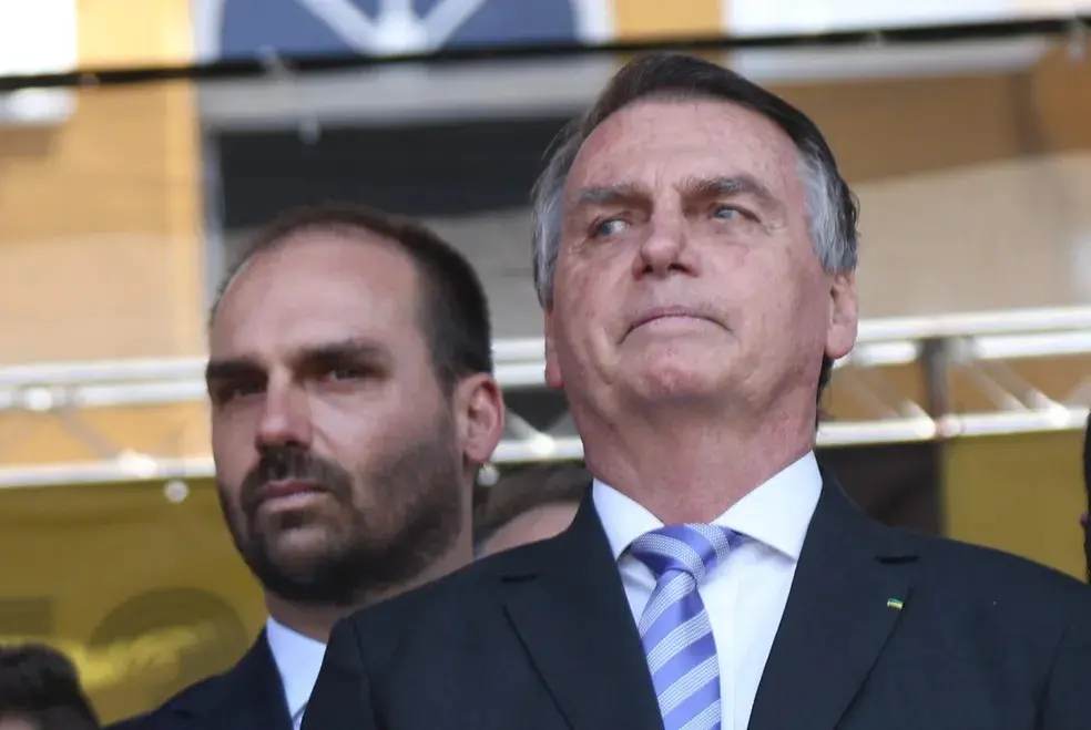 Bolsonaro proibido de falar com o filho Eduardo após virar alvo da PF