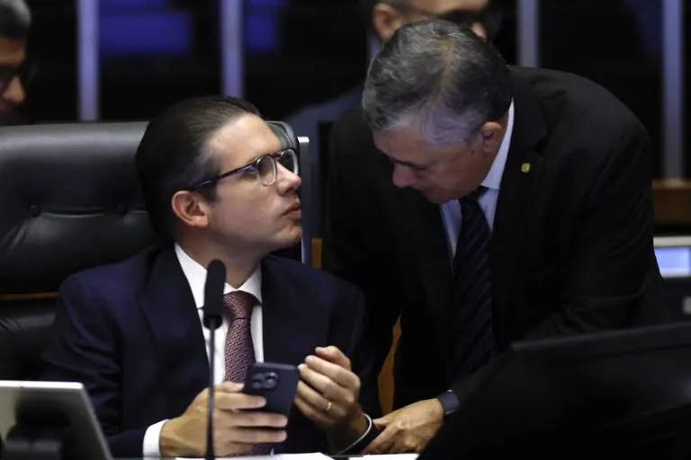 Câmara aprova “pauta‑bomba” de R$ 30 bilhões após derrota em veto e IOF