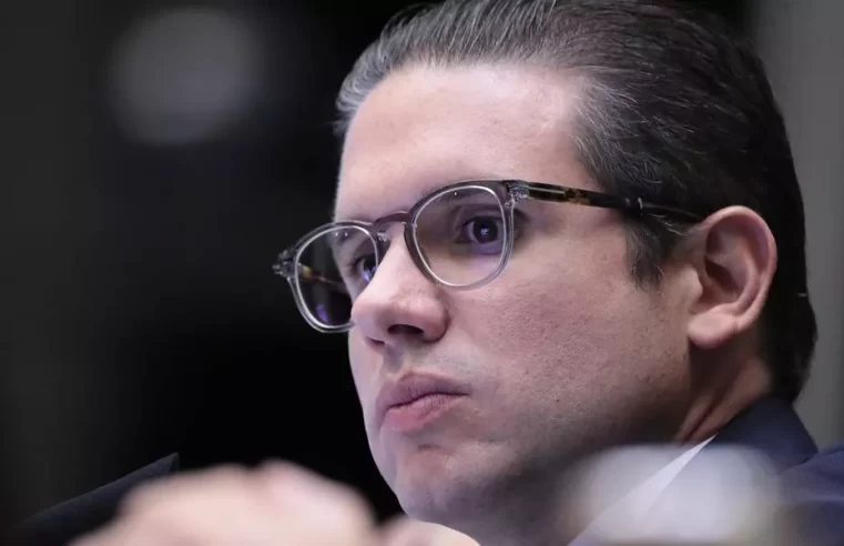 Motta dá a senha: cassação do mandato de Eduardo Bolsonaro entra no radar imediato da Câmara