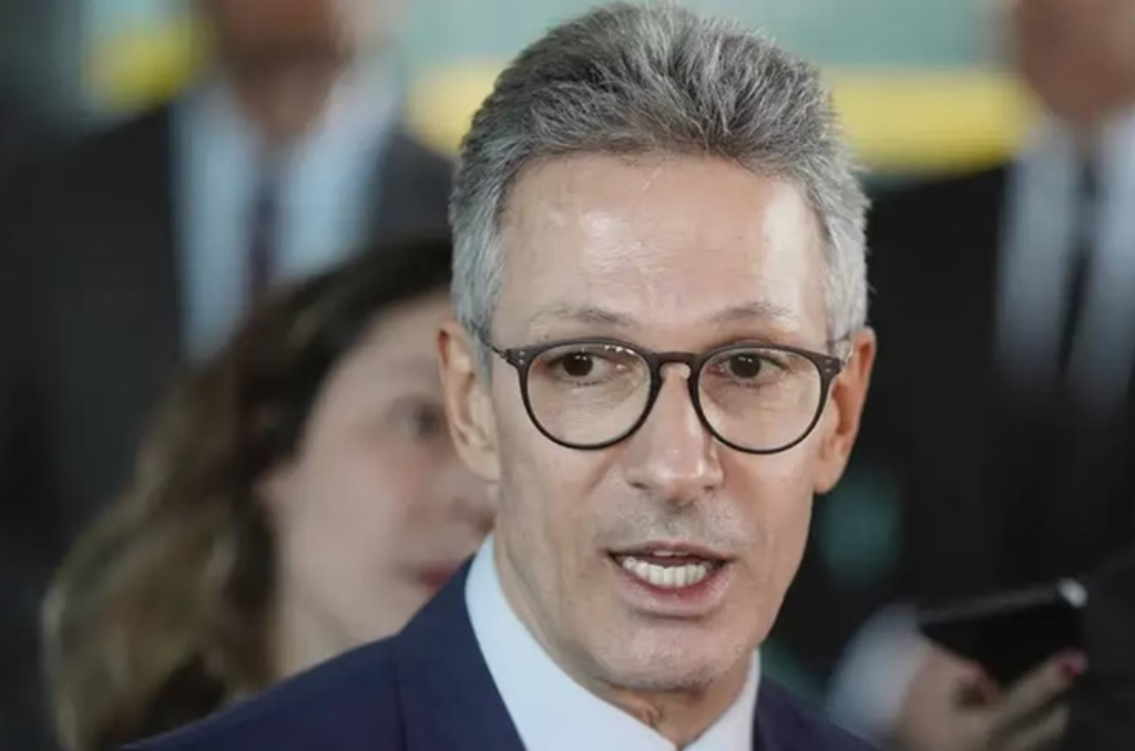Zema desarma ataques da família Bolsonaro com ironia diplomática: “Até marido e mulher discordam”