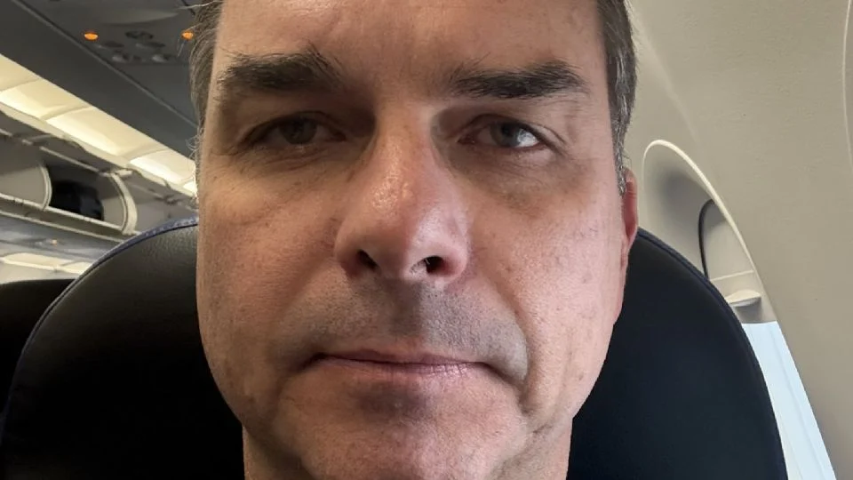 Flávio Bolsonaro deixa o país um dia antes de operação da PF contra Jair