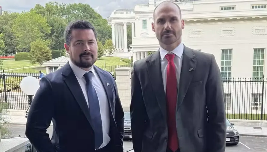 Eduardo Bolsonaro e Paulo Figueiredo são suspeitos de lucrar com “tarifaço” de Trump através de insider trading