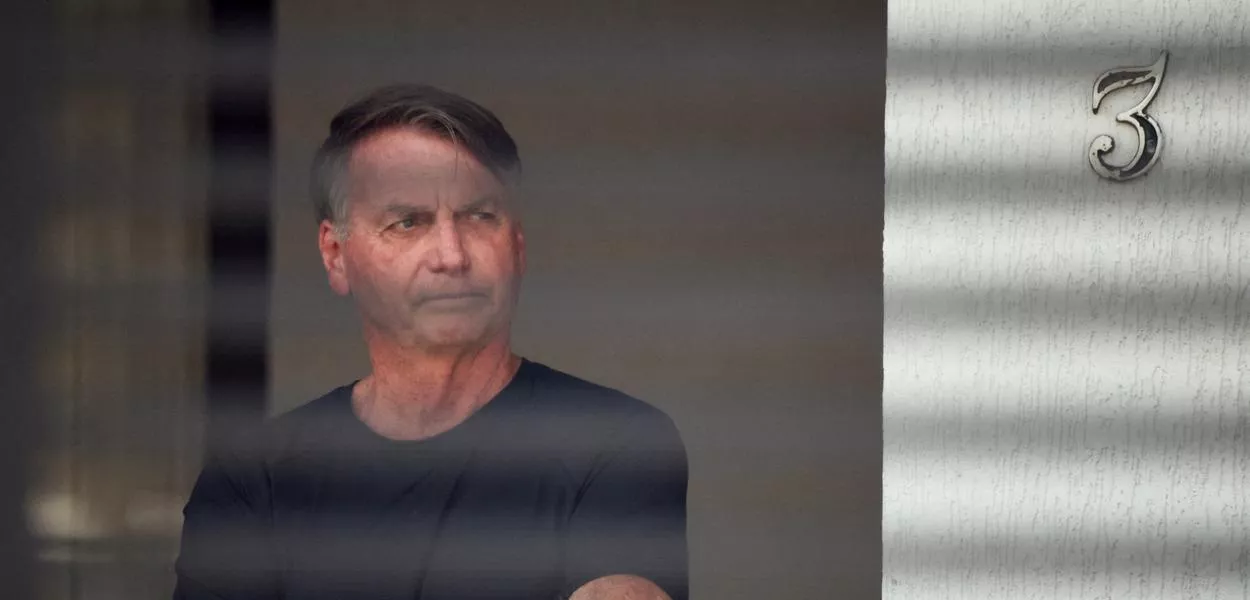 Ex-presidente Jair Bolsonaro em casa, em Brasília, durante prisão domiciliar determinada pelo STF 14/08/2025 REUTERS/Adriano Machado (Foto: Reuters)