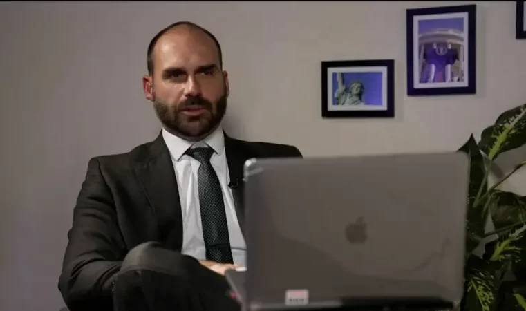 Eduardo Bolsonaro nega que Bolsonaro tenha feito algo para transformar o Brasil em uma ditadura