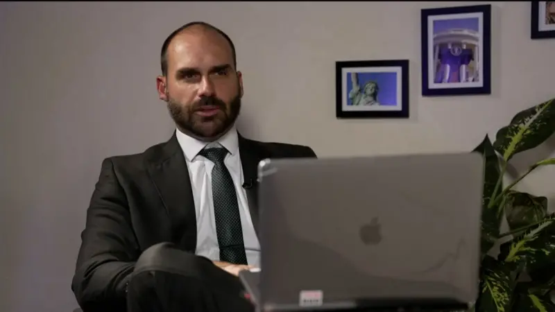 Eduardo Bolsonaro nega que Bolsonaro tenha feito algo para transformar o Brasil em uma ditadura