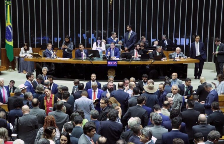 Câmara aprova urgência para projeto que anistia golpistas e desafia STF