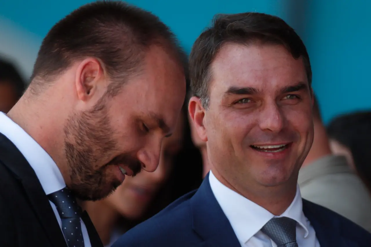 O deputado Eduardo (PL-SP) e Flávio (PL-RJ), filhos do ex-presidente Jair Bolsonaro. Foto: Reprodução